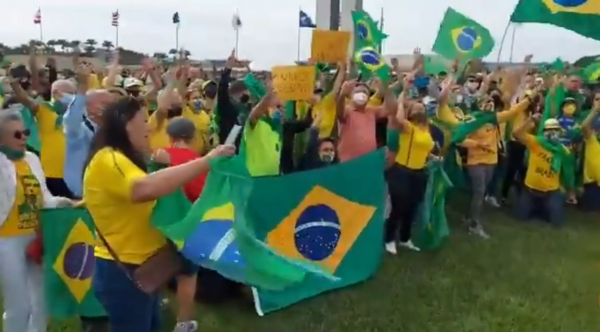 Manifestação em favor de Bolsonaro e pedido para intervenção miitar