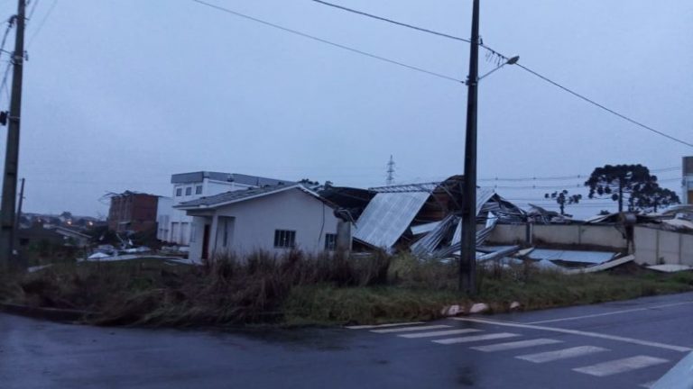 Destruição em Santa Catarina foi causada por microexplosão