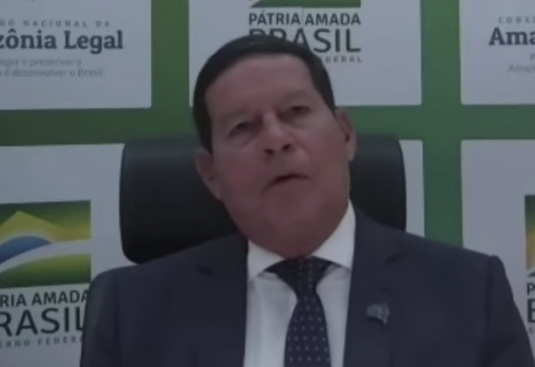 Vice Mourão diz não acreditar em decreto de Bolsonaro contra medidas de restrições