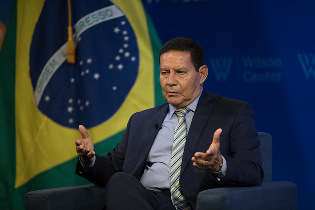 Vice Hamilton Mourão admite erro do governo em comunicação oficial sobre pandemia