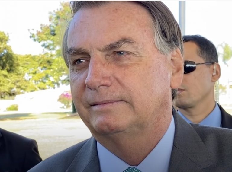 Bolsonaro diz que errou ao atribuir ao TCU relatório de mortes pela Covid-19