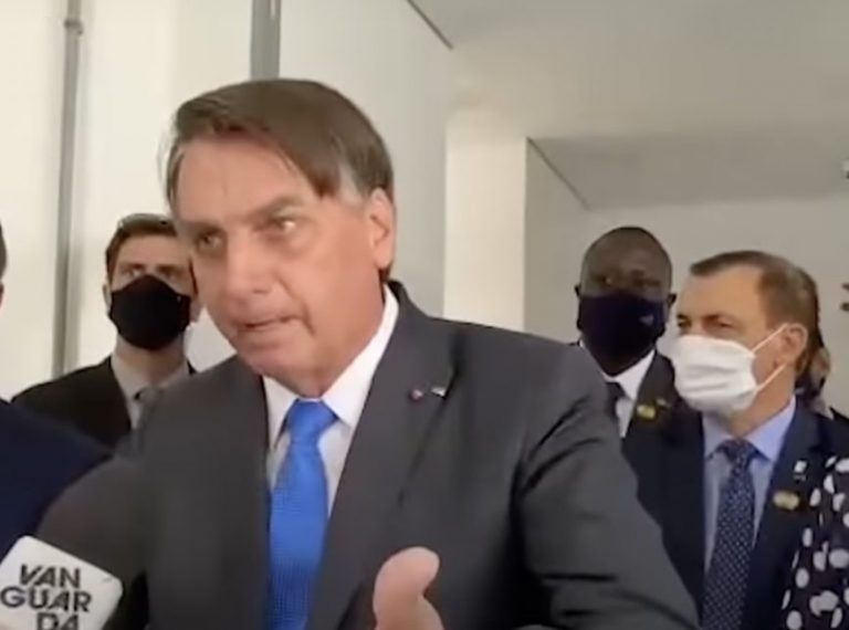 Bolsonaro, irritado ofende repórter da Globo e fala em mídia “canalha”