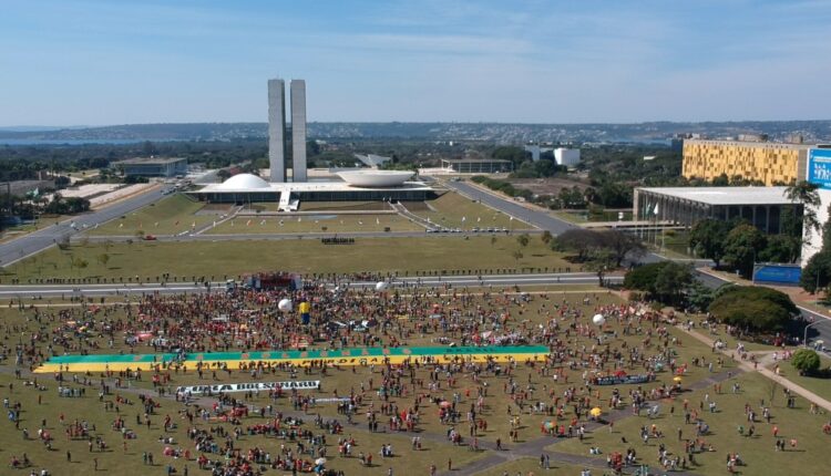 Em dia de protesto contra Bolsonaro, Governo divulga ações de combate à Covid