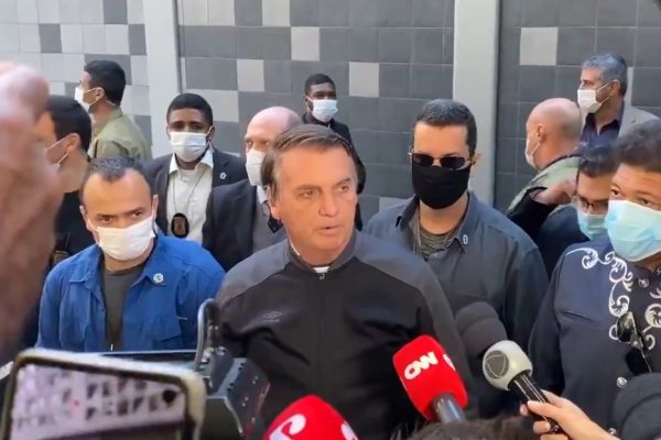 Presidente Bolsonaro deixa o hospital e volta para Brasília