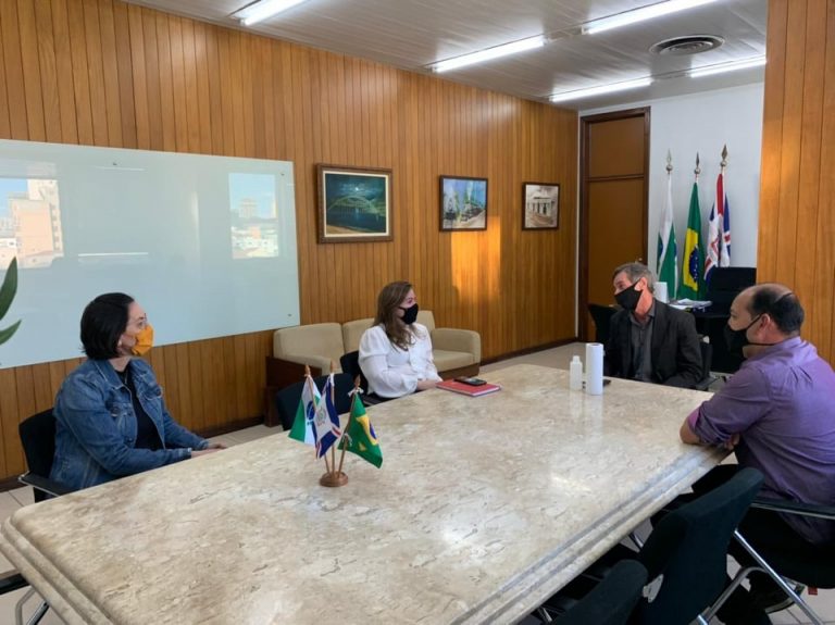 Jairo Clivatti recebe visita da deputada Leandre Dal Ponte