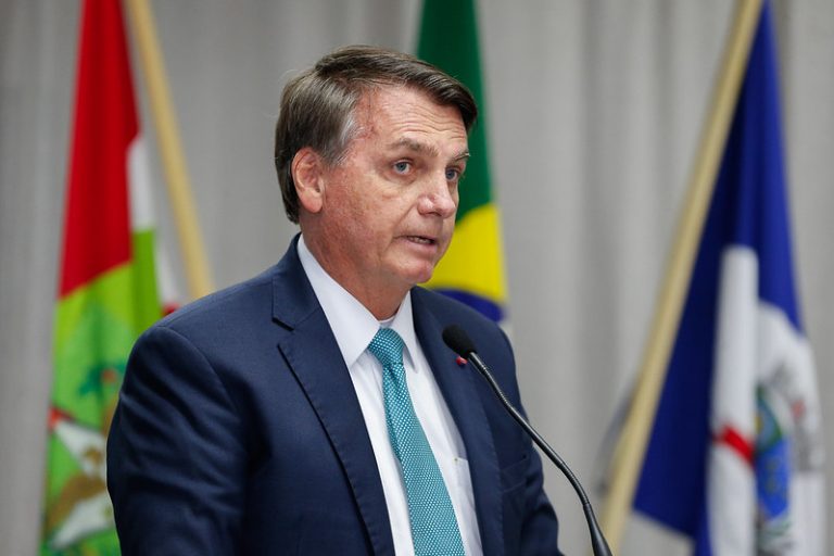 Bolsonaro diz que “quem tomou Coronavac está morrendo”