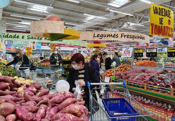 Consumo de alimentos da família brasileira volta a cair