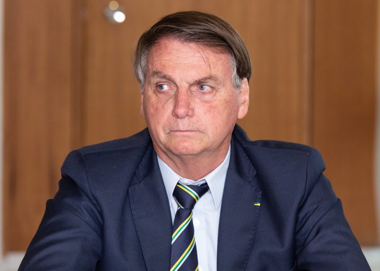 Bolsonaro diz que bloqueios atrapalham economia e pede que caminhoneiros liberem as estradas