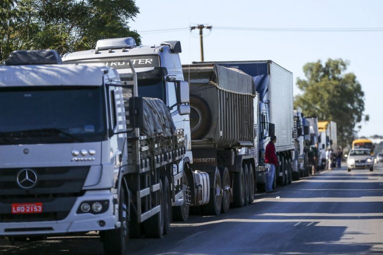 Apesar do apelo de Bolsonaro, caminhoneiros continuam com os bloqueios