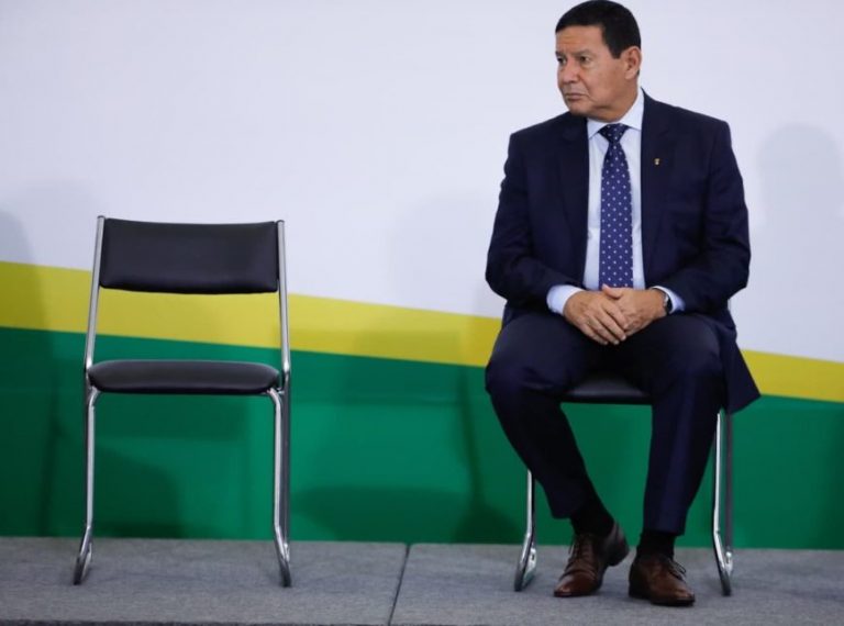 “Pode ficar até chateado”, mas se perder Bolsonaro passa a faixa presidencial, diz Mourão