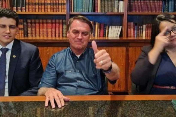 Facebook retira do ar mais uma Live do presidente Jair Bolsonaro