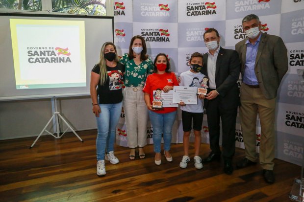 Governador Carlos Moisés (SC) entrega troféus do 3º Prêmio Honestidade nas Escolas