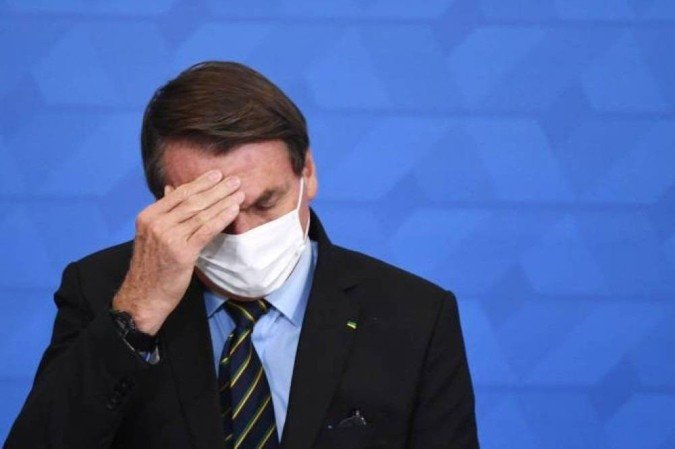 Mesmo gripado, sem ter sido vacinado, Bolsonaro cumpre agenda