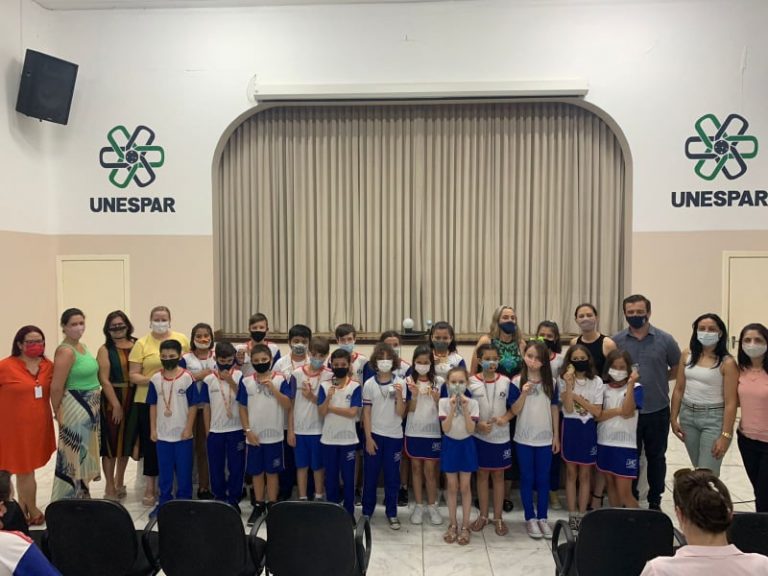 Alunos da Escola Municipal Hilda Melo recebem medalhas da Olimpíada de Astronomia