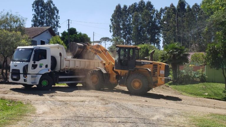 Equipe de obras da Prefeitura de União da Vitória presente no bairro Bom Jesus