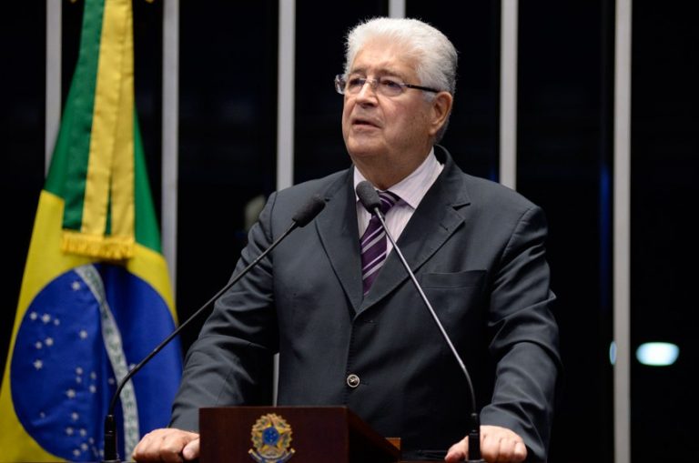 Roberto Requião anuncia intenção de concorrer a um quarto mandato