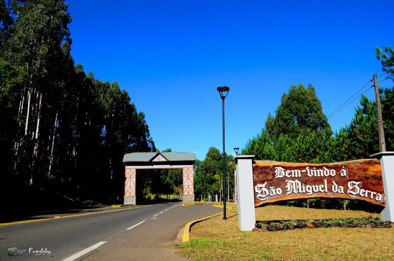 Depredação no Portal Turístico do distrito de São Miguel da Serra