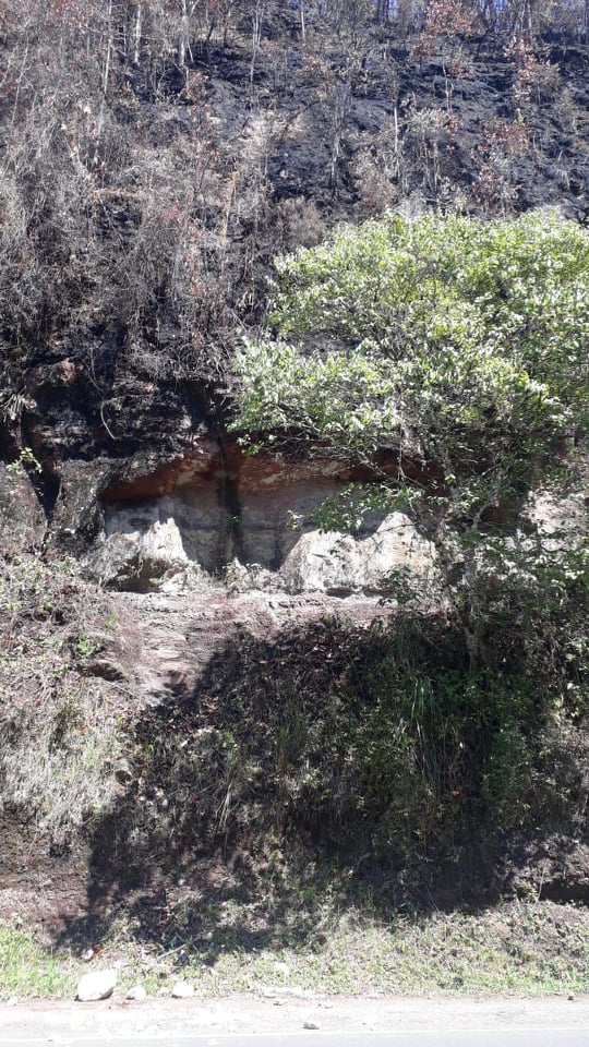 Desabamento no morro na PR-476 no acesso a Ponte dos Arcos