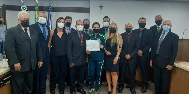 Sessão da Câmara Municipal com hino de União da Vitória e homenagem a atleta