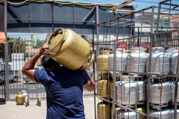 Gás de cozinha em Santa Catarina é o mais caro dos estados do Sul, diz Colombo