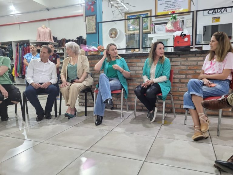 Prefeito Mibach acompanha vice-governadora Daniela Reinerth