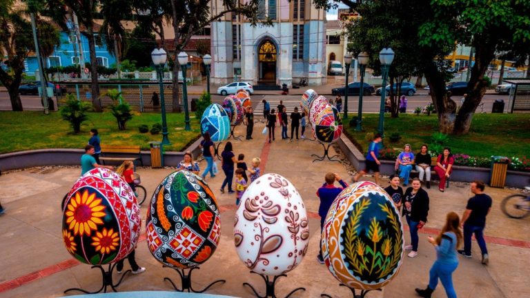 Exposição de Pêssankas na Praça Coronel Amazonas resgata história e cultura ucraniana