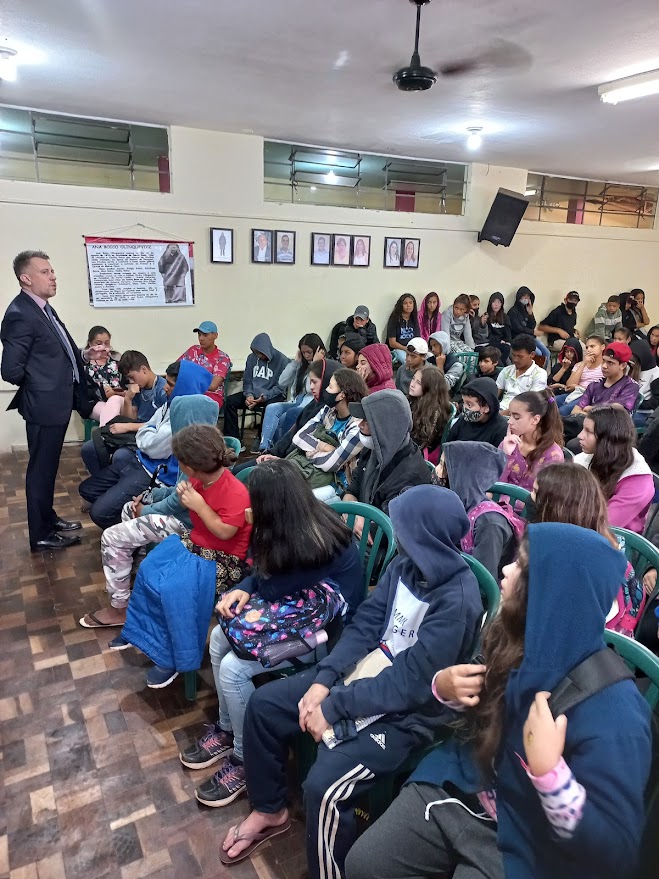 No retorno às aulas, Juiz Carlos Mattioli vai a General Carneiro conversar com alunos