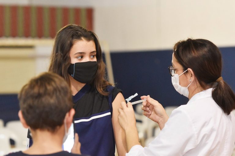 Iniciada vacinação no Paraná em adolescentes de 12 a 17 anos