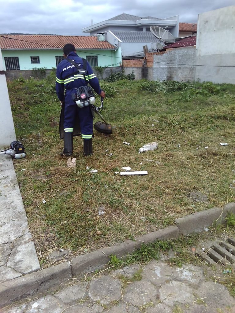 Limpeza de terrenos com lixo acumulado é realizada em União da Vitória