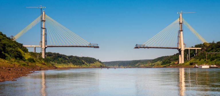 Quase concluída a nova ponte que liga o Brasil ao Paraguai