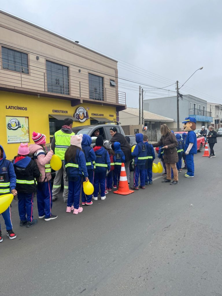 Alunos da Escola Fruma Ruthenberg realizam blitz educativa em alusão ao Maio Amarelo