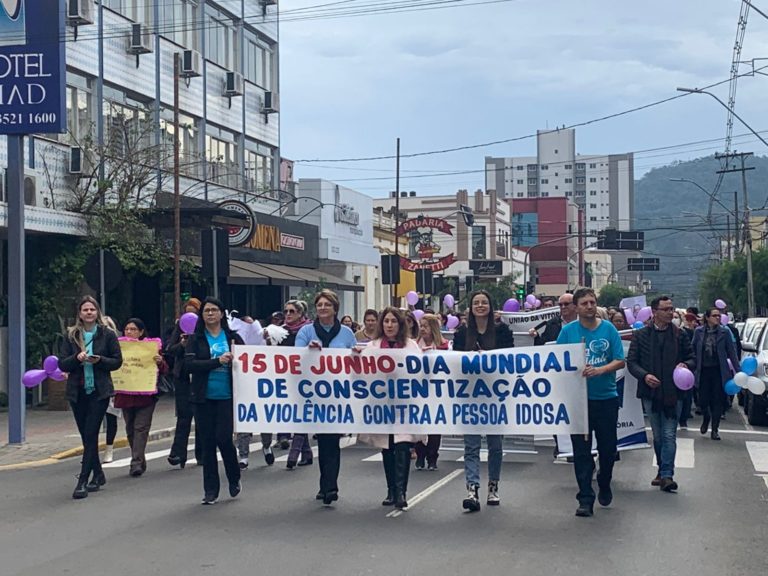 Caminhada aborda importância do Combate à Violência contra a Pessoa Idosa