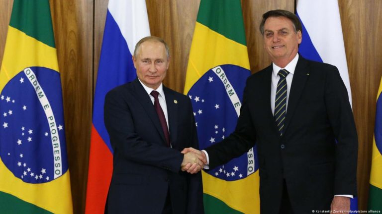 Wladimir Putin garante a Bolsonaro fornecimento de fertilizantes para o Brasil