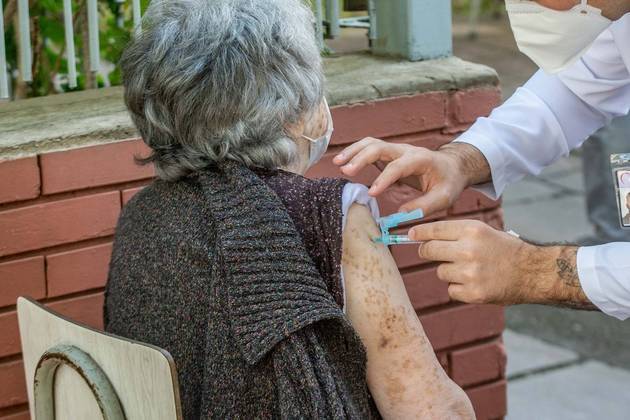 Mesmo vacinado mais de duas vezes, você pode ser infectado pela Covid-19