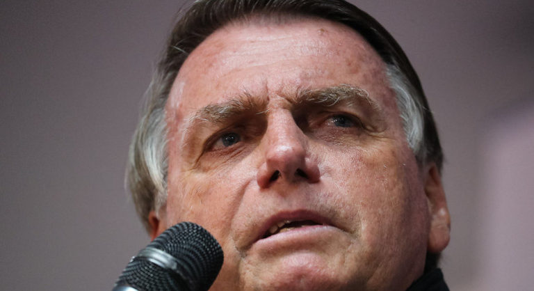 Bolsonaro diz que Forças Armadas são o último obstáculo para o socialismo