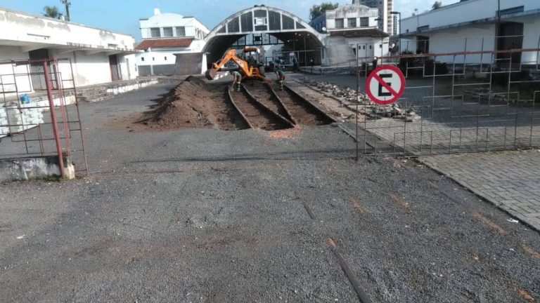 Linha férrea está sendo preparada