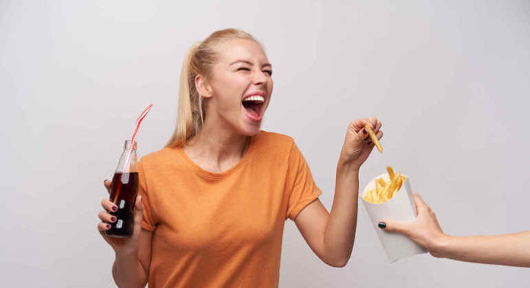 Comer alimentos ultraprocessados – batatas fritas industrializadas e biscoitos, pode causar demência