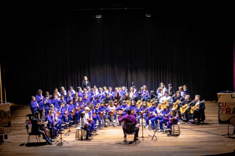 ‘Pequenos Arteiros’ emocionam em apresentação do 1º Concerto de Formação