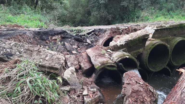 Ponte na estrada de Rio Vermelho continua interditada após acidente com caminhão