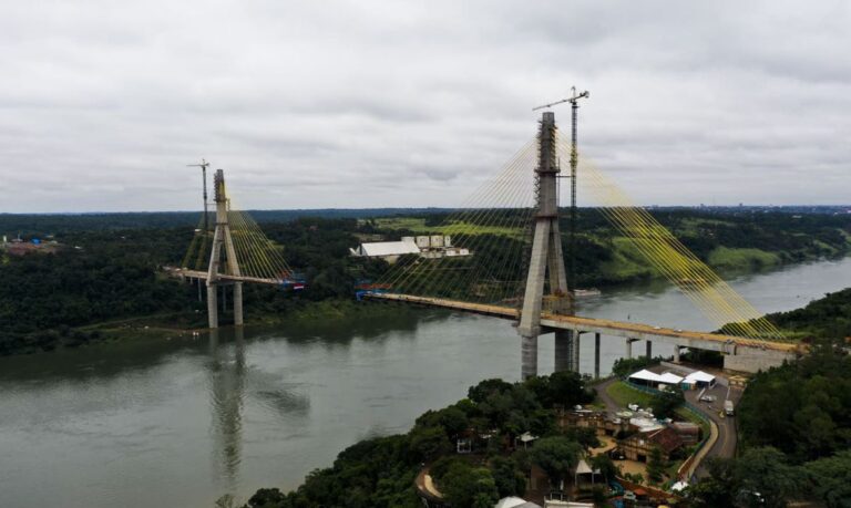 Quase concluída a nova ponte que liga o Brasil ao Paraguai