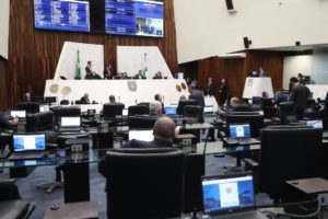 Deputados do Paraná usam a tribuna da Assembleia Legislativa para falar em favor de Lula e Bolsonaro