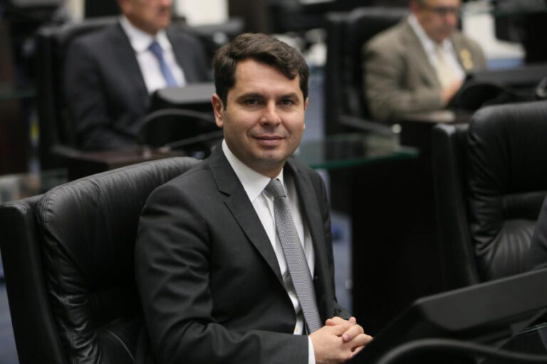 Cordovan e Alandra apresentam Moção de Aplausos ao reeleito deputado Alexandre Curi