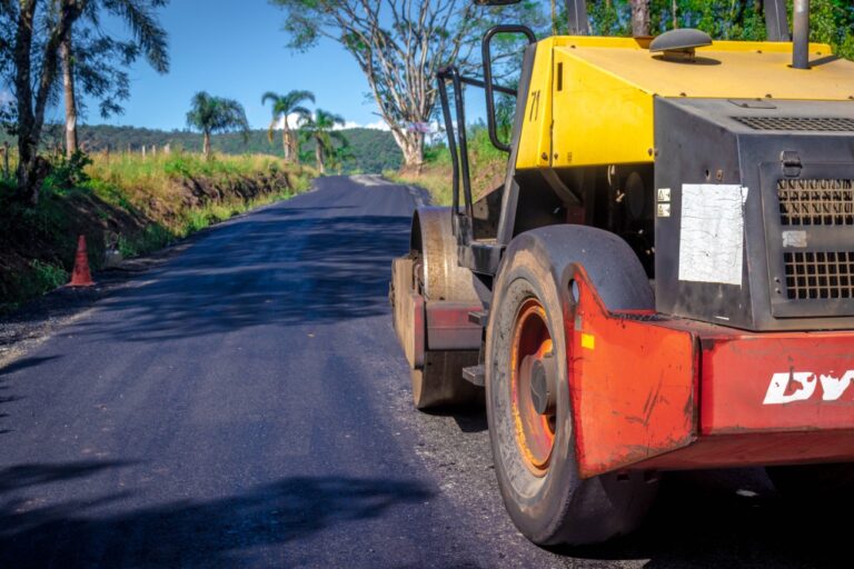 Reiniciado, após período chuvoso, asfaltamento do acesso da BR-476 à Colônia Rio Vermelho