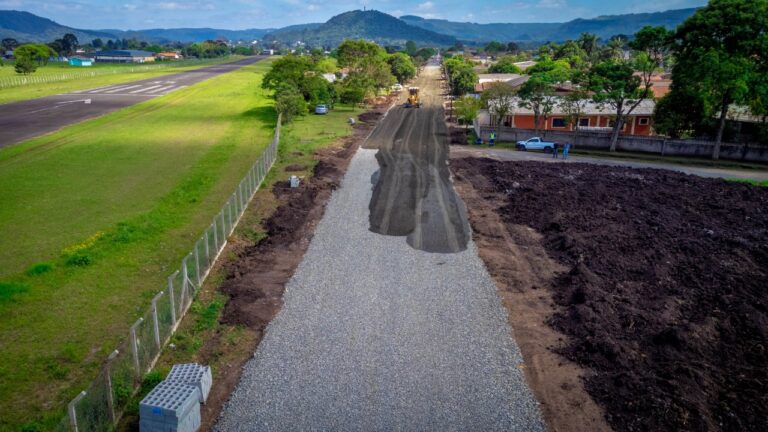 Com investimento de R$ 1 milhão e 300 mil iniciada pavimentação da Av. Coronel Amazonas