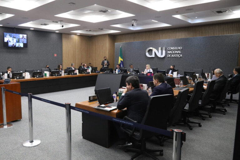 Conselho Nacional de Justiça pune juíza do Paraná por ataques ao STF e ao PT em Rede Social