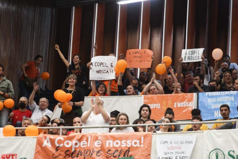 Mesmo com protestos, Assembleia Legislativa aprovou projeto que autoriza a venda de ações da Copel