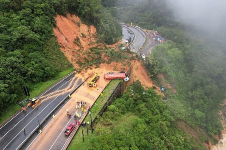 Corpo de Bombeiros de Santa Catarina apoia Bombeiros do Paraná na BR-376