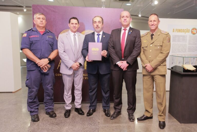 Livro comemora trajetória da Associação de Militares Oficiais de Santa Catarina