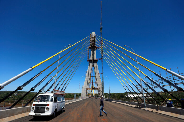 Nova ponte que liga o Brasil ao Paraguai está quase pronta