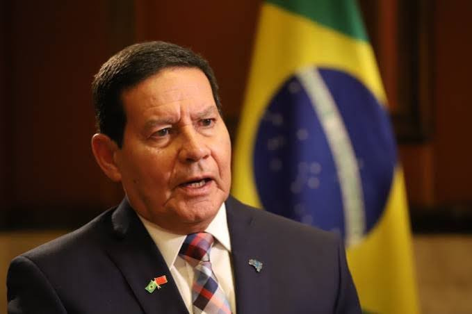 Eleito senador, Mourão, vice-presidente, diz que não vai entregar a faixa a Lula, mas diz que é contra as manifestações na frente dos quartéis